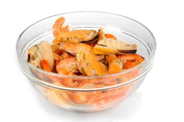 Salada de frutos do mar em tigela isolada em branco — Fotografia de Stock