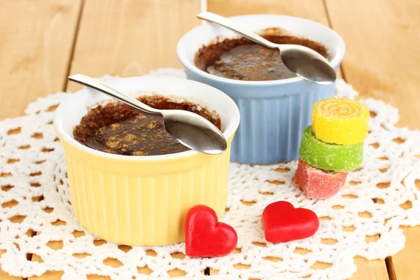 Budín de chocolate en cuencos para hornear en mesa de madera —  Fotos de Stock