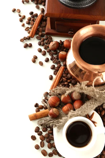 Fincan ve pot kahve ve kahve çekirdekleri, üzerinde beyaz izole — Stok fotoğraf