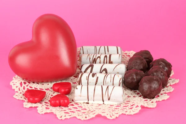 Biscoitos doces com corações no fundo rosa — Fotografia de Stock