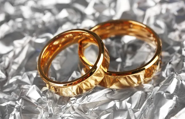 Anéis de casamento no fundo de prata — Fotografia de Stock