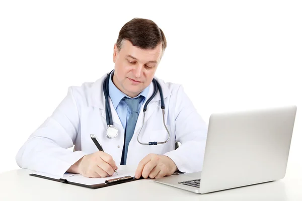 Médico que trabalha na mesa isolado no branco — Fotografia de Stock