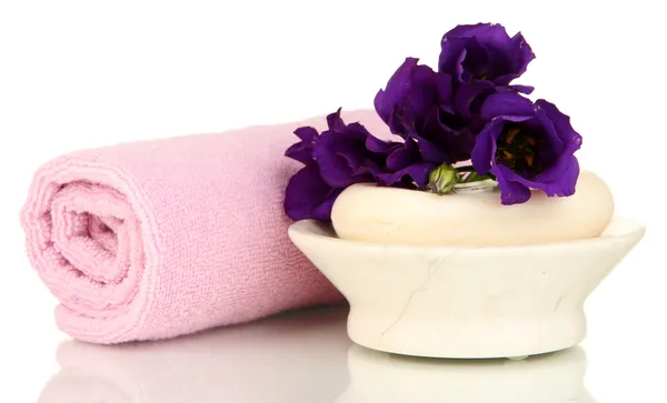 Gorąco różowy ręczniki, mydła i piękny kwiat na białym tle — Zdjęcie stockowe