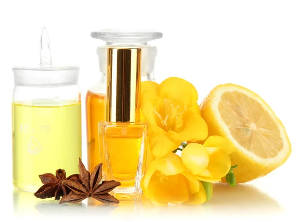 Frascos con ingredientes para el perfume, aislados en blanco —  Fotos de Stock