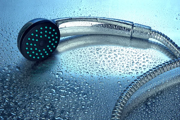 Chuveiro e gotas, no fundo azul — Fotografia de Stock