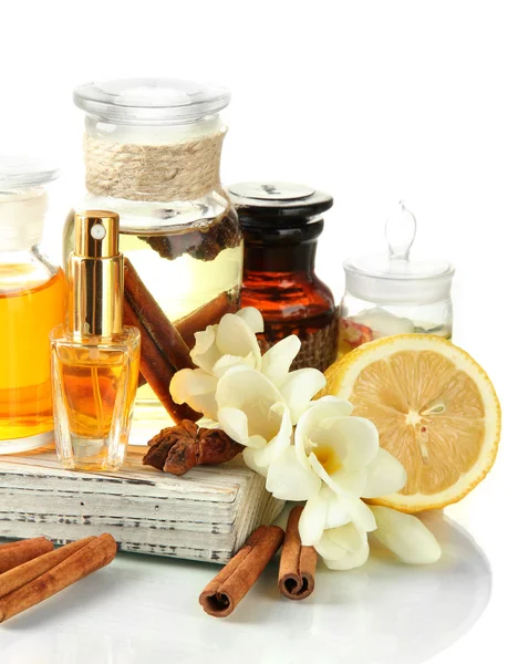 Flessen met ingrediënten voor het parfum, geïsoleerd op wit — Stockfoto