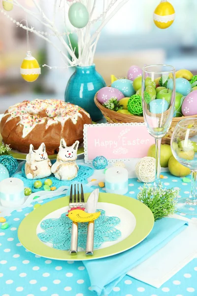 Sirviendo mesa de Pascua en el fondo de la habitación — Foto de Stock