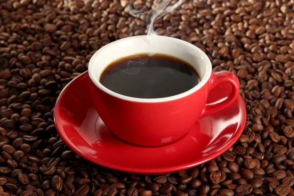 Kopje koffie op koffie bonen achtergrond — Stockfoto