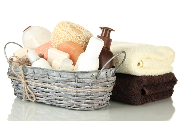 Skład butelki kosmetyczne i mydło w koszyku, na białym tle — Zdjęcie stockowe