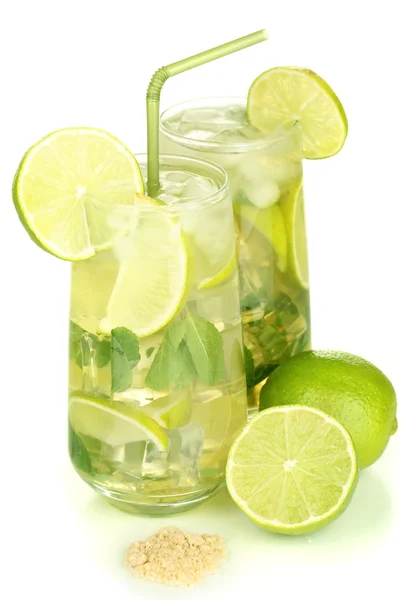 Limon ve nane üzerinde beyaz izole kokteyl bardak — Stok fotoğraf