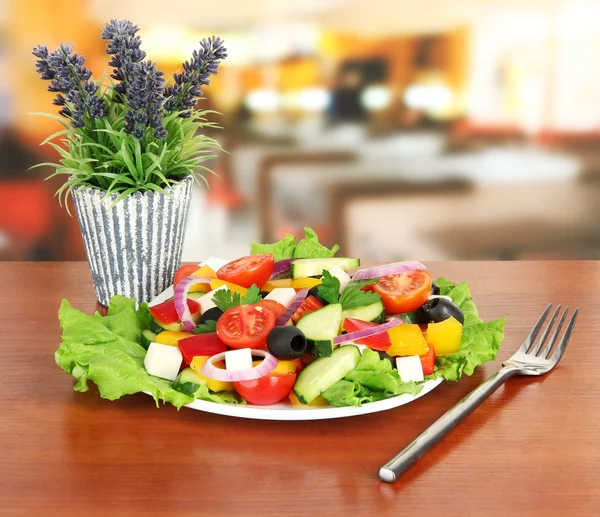 Leckerer griechischer Salat auf dem Tisch im Café — Stockfoto