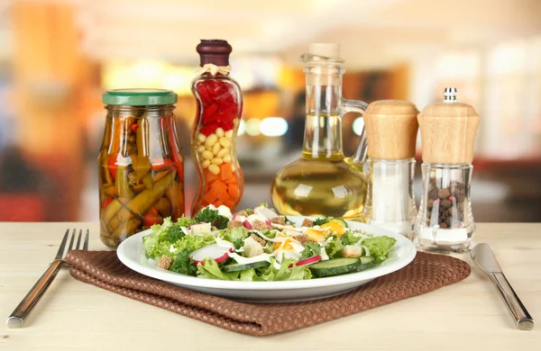 Fresh mixed salad with eggs, salad leaves and other vegetables, on bright background — Stock Photo, Image