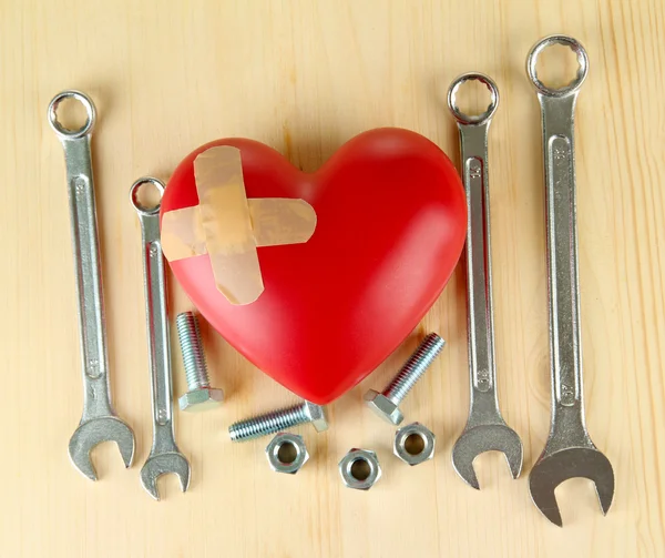 Corazón y herramientas. Concepto: Renovación del corazón. Sobre fondo de madera —  Fotos de Stock