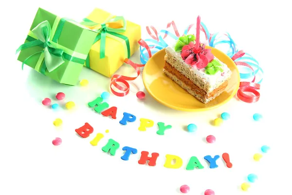 Bolo de aniversário colorido com vela e presentes isolados em branco — Fotografia de Stock