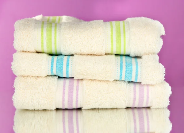 Πετσέτες μπάνιου σε μοβ φόντο — Φωτογραφία Αρχείου