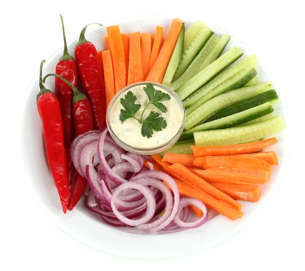 Bâtonnets de légumes crus assortis dans une assiette isolée sur blanc — Photo