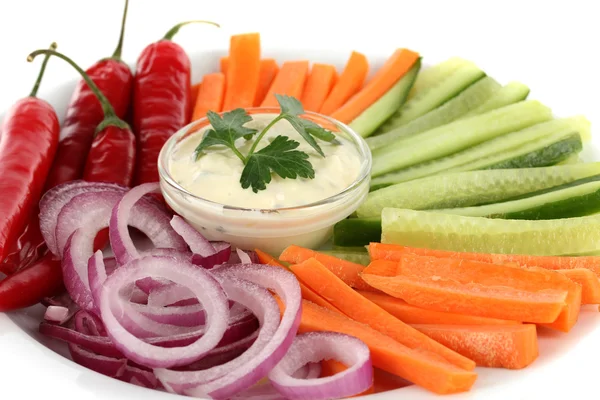 Bâtonnets de légumes crus assortis dans une assiette close up — Photo