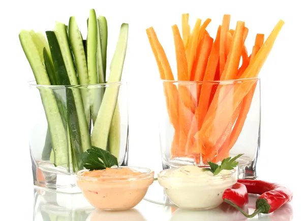 Bâtonnets de légumes crus assortis isolés sur blanc — Photo