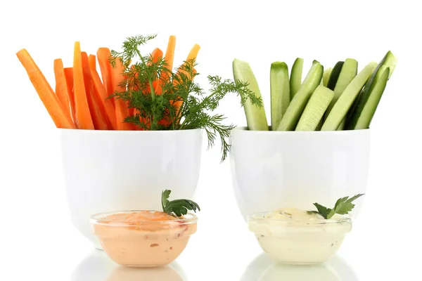 Bâtonnets de légumes crus assortis isolés sur blanc — Photo