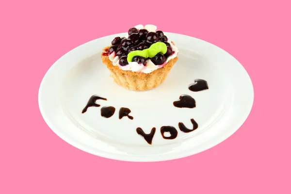 Sladký dort s blackberry a čokoládovou omáčkou na desku, na barvu pozadí — Stock fotografie