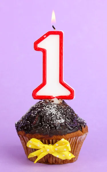 Bolo de aniversário com cobertura de chocolate no fundo lilás — Fotografia de Stock