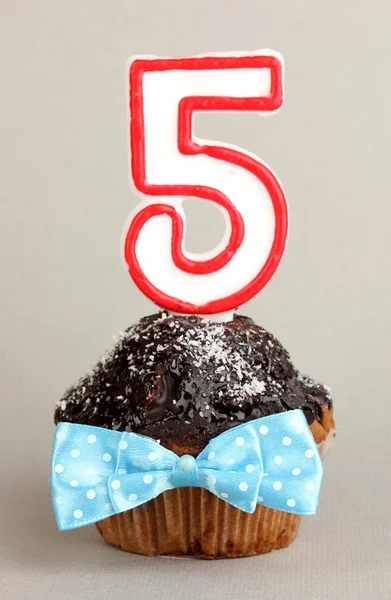 День рождения кекс с шоколадной глазурью на сером фоне — стоковое фото