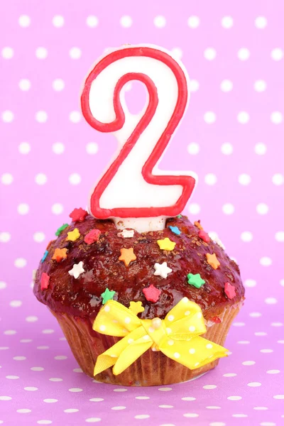 Birthday cupcake with chocolate frosting on lilac background — Stock Photo, Image