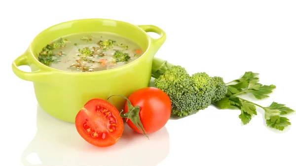 Diätsuppe mit Gemüse in Pfanne isoliert auf weiß — Stockfoto