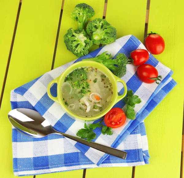 Minestra di dieta con verdure in pentola su tavolo verde di legno primo piano — Foto Stock