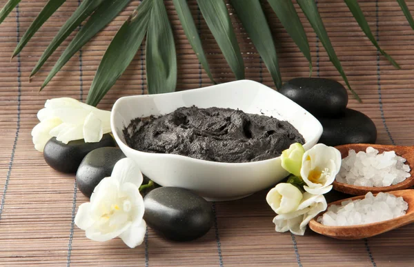 Bambu zemin üzerine spa uygulamaları için kozmetik kil ile kompozisyon