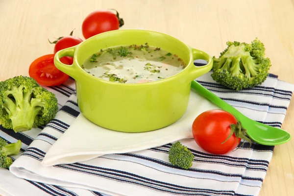 Dietní polévka se zeleninou v pánvi na dřevěný stůl detail — Stock fotografie