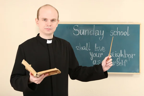 Sacerdote nella scuola domenicale — Foto Stock