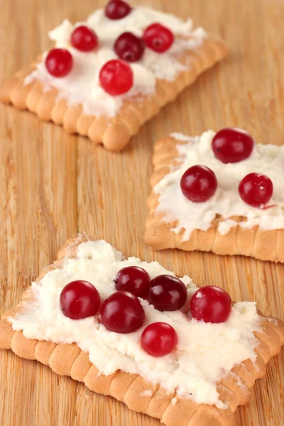 Biscoito com queijo e cranberry, sobre fundo de madeira — Fotografia de Stock