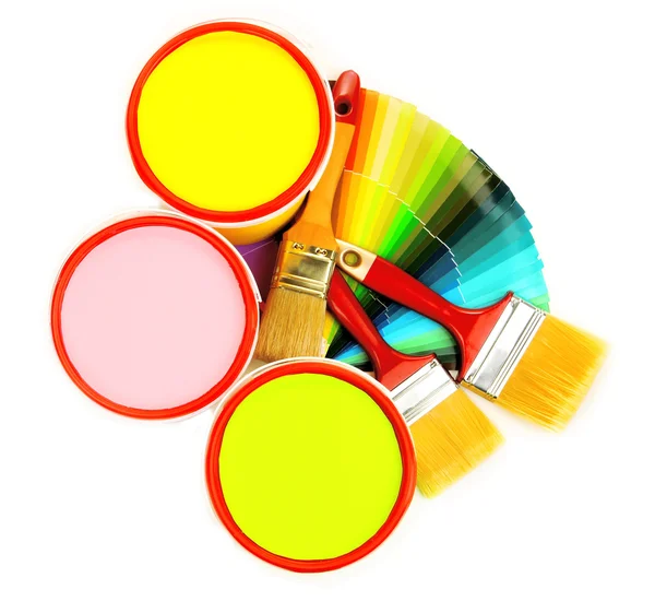 Conjunto para pintura: vasos de tinta, pincéis, paleta de cores isoladas em branco — Fotografia de Stock