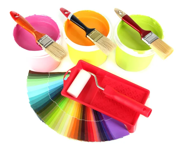Set pour peinture : pots de peinture, pinceaux, rouleau de peinture et palette de couleurs isolées sur blanc — Photo