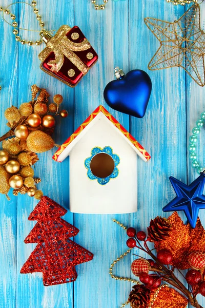 Scatola di nidificazione e decorazioni natalizie su sfondo blu — Foto Stock