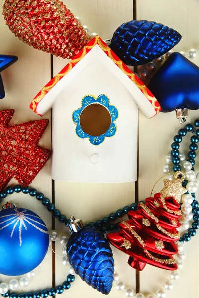 木製の背景にネスト ボックスとクリスマスの装飾 — ストック写真