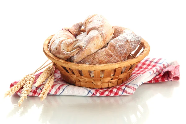 Chuť croissanty v košíku izolovaných na Svatodušní — Stock fotografie