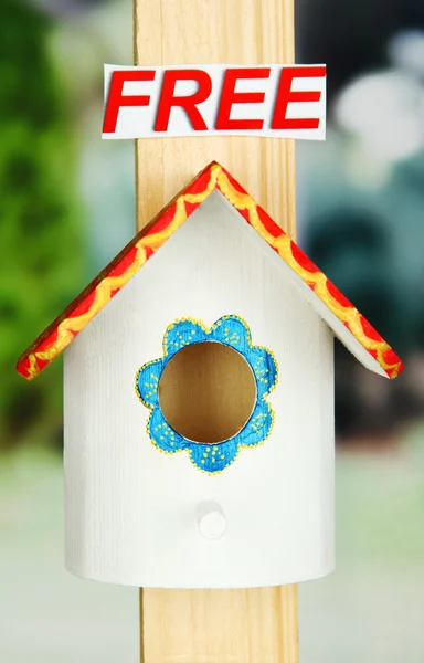 Декоративная коробка для гнездования и знак на ярком фоне — стоковое фото