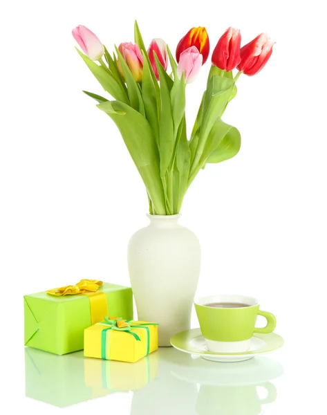 Schöne Tulpen im Eimer mit Geschenken und Tasse Tee isoliert auf weiß — Stockfoto