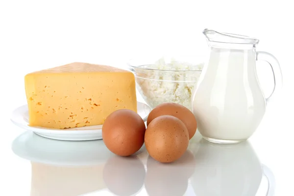 Молочные продукты и яйца, изолированные на белом — стоковое фото