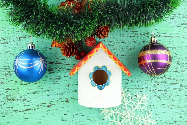 Caja de anidación y decoración navideña sobre fondo azul — Foto de Stock