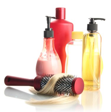 tarak fırça ile üzerine beyaz izole, saç ve Kozmetik Şişeler