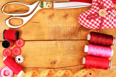 dikiş aksesuarları ve kumaş üzerine ahşap masa yakın çekim
