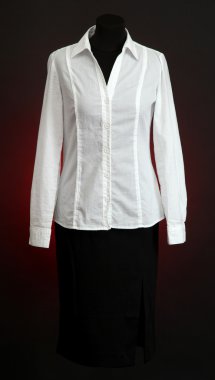 Beyaz bluz ve manken üzerinde koyu renk arka plan üzerinde siyah etek