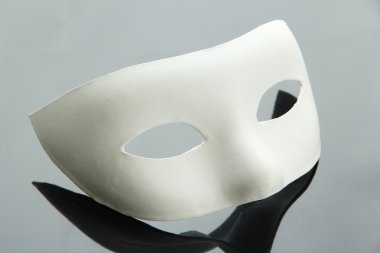 gri zemin üzerine beyaz maske