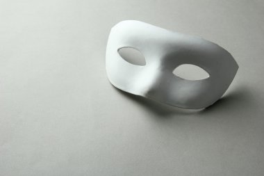 gri zemin üzerine beyaz maske