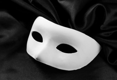siyah ipek kumaş üzerine beyaz maske
