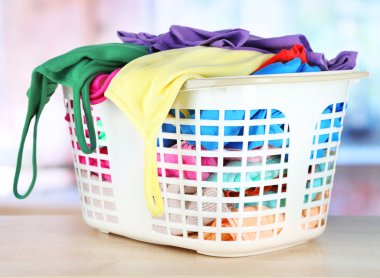 Giysi odasında masada plastik sepet içinde