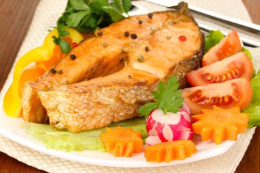 iştah açıcı ızgara somon ile sebze yakın çekim